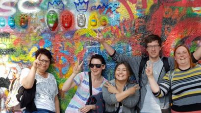 Bild: exb
Die Fahrt nach Prag bleibt den Teilnehmern – hier an der „Lennon Wall“ – sicher dauerhaft als fröhliche Zeit in Erinnerung.