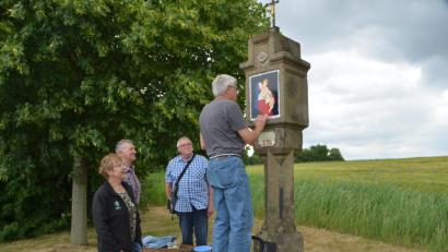 Bild: dob
Elfriede und Georg Portner sind die Besitzer des „Wolf-Jackl“-Marterls und freuen sich mit Rudolf Großmann über die fachgerechte Auffrischung des Bildnisses durch Kunstmaler Werner Wewior (von links).