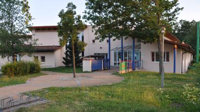 Bild: ak
Derzeit verfügt der Kindergarten „Lebendiges Lernen“ über mit 53 Kindergarten- und 13 Krippenplätze. Erweiterungsmöglichkeiten, um den künftigen Bedarf an Betreuungsplätzen zu decken, sind hier vorhanden, allerdings müsste dafür Grund erworben werden.