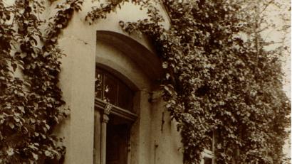 Bild: gi
Pfarrer Joseph Staab mit seiner Schwester  Maria vor dem Pfarrhaus in Moosbach. Er ging keinem Streit mit der Gemeinde aus dem Wege, war aber stets ein Helfer und Unterstützer seiner Gläubigen.