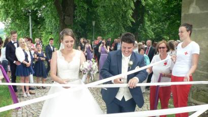 Bild: lep
Großer Bahnhof vor der Bergkirche: Viele Freunde, Arbeitskollegen und Vereinsvertreter standen Spalier, um Nadja und Alexander Strauß zu gratulieren. Unser Bild zeigt das Spalier der Arbeitskolleginnen der Braut vom Bayerischen Roten Kreuz.