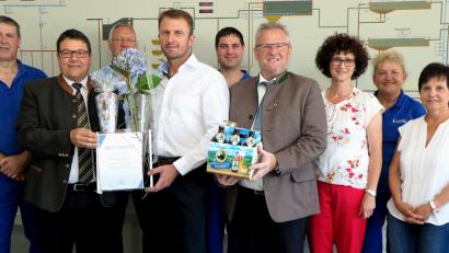 Bild: Hirsch
Die Vorsitzenden und die Belegschaft gratulieren zur bestandenen Meisterprüfung. Das Bild zeigt von links: Klaus Daschner, Thomas Falter, Robert Merkl, Johann Fleischmann, Peter Bräu, Andreas Feller, Marion Steffl, Berta Ettl und Margit Karl.