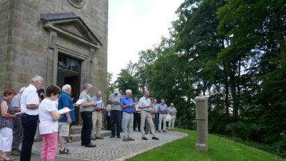 Bild: jzk
Andächtig beten zahlreiche Marienverehrer den Kreuzweg auf dem Armesberg.