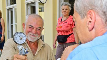 Bild: Petra Hartl
Je mehr Schmackes in der Hand, desto gesünder die Leute. Das ist medizinisch erwiesen,  sagt Gesundheitsamt-Leiter Dr. Roland Brey (rechts) und bietet einen entsprechenden Test an.