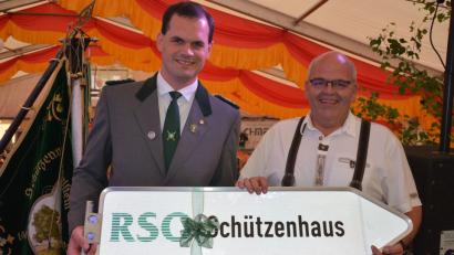 Bild: jr
Damit Gäste und Einheimische immer wissen wo es langt, erhielt Ringelstein-Vorsitzender Armin Strohmaier (rechts) ein Straßenschild „RSO-Schützenhaus“, von Bürgermeister Klaus Meyer.