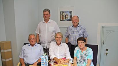 Bild: jma
Dank für ein Vierteljahrhundert Beratung in Sachen Sozialrecht sagten (von links) VdK-Vorsitzender Klaus Lehl und seine Stellvertreter Thomas Lingl und (von rechts) Gerda Rupprecht sowie Bürgermeister Peter Lehr dem langjährigen VdK-Kreisgeschäftsführer Siegmund Bergmann. Bei seiner letzten Sprechstunde in Eschenbach würdigten sie Arbeit und Verdienste des baldigen Rentners.