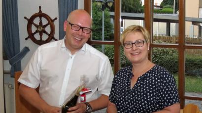 Bild: rdo
Kreisvorsitzende Sabine Zenger dankt dem Referenten Matthias Rösch für den Vortrag zur Elektromobilität.