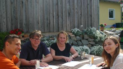 Bild: do
CSU/ÜCW-Fraktionssprecher Marcus Gradl, Stadtrat Michael König, FU-Vorsitzende Monika Diertl und JU-Vorsitzende Johanna Diertl (von links) freuten sich über das große Echo aus der Unternehmerschaft auf das „Projekt Zukunft“.