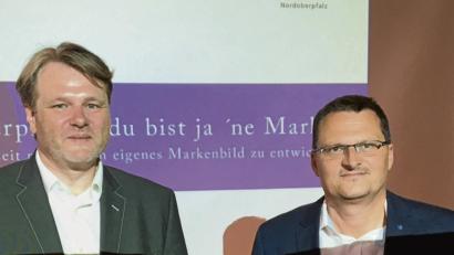 Bild: Clemens Fütterer
„Wo Bayern mehr wert ist“: Unter dem griffigen Motto wollen Präsident Anton Braun und 2. Vizepräsident Christian Fröhlich (von links) für einen modernen Außenauftritt der Region sorgen.