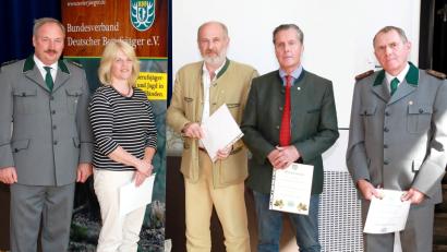 Bild: njn
Die Auszeichnung mit der Verdienstnadel des BDB nimmt Vorsitzender Bernd Bahr (links) vor. Bronze geht an (von links) Rita Spangruber, Gerhard Huber und Baron Eberhard von Gemmingen-Hornberg. Die Verdienstmedaille in Gold erhält Hartmut Löwe (rechts).