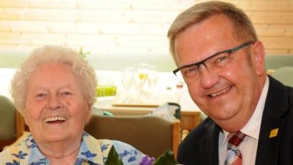 Bild: Huber
"Die Blumen muss man sehen", weist die Jubilarin und Gartenliebhaberin den Fotografen an. Neben ihr Bürgermeister Martin Preuß.