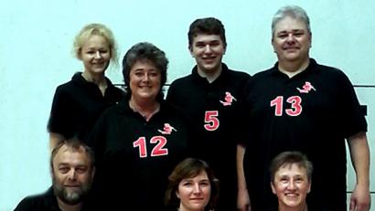 Bild: R. Kreuzer
Der BVS Weiden holte sich erneut den nationalen Titel im Flugball: (oben von links) Anita Spitzner, Evelyn Hunsperger, Michael Kraus, Wilhelm Kraus ; (unten von links) Wolfgang Hunsperger, Anja Dreyer, Brigitte Kraus.