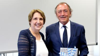 Bild: njn
Landtagsabgeordnete Annette Karlund der Vorsitzende des Verfassungsausschusses im bayerischen Landtag, Franz Schindler, blätterten im politischen Geschichtsbuch. .