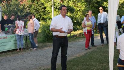 Bild: le
Ein Open-Air-Vortrag: Mit dem Wirtschaftsstandort Neustadt befasst sich in einem Kurzreferat Geschäftsführer Florian Rieder vom IHK-Gremium Nordoberpfalz.