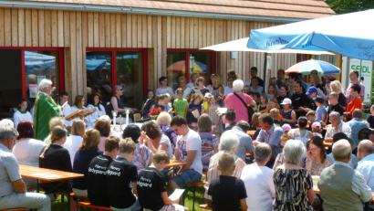 Bild: Gleißner, Rita [RGL]
Gottesdienst im Pfarrgarten. Bild: rgl