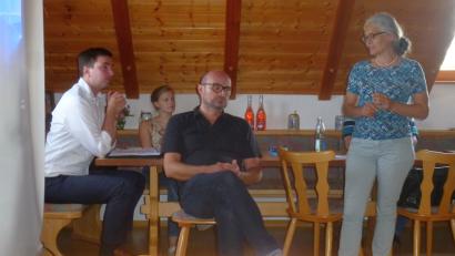 Bild: mad
Baurat Martin Stahr, Stellvertreterin Stephanie Singer, Bürgermeister Maximilian Beer und Anne Wendl (von links) lieferten Informationen über das künftige Wegenetz.