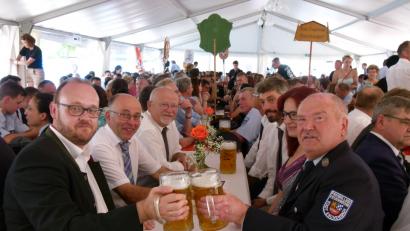 Bild: rn
Landrat Andreas Meier und Bürgermeister Peter Lehr stoßen mit Kreis- und Stadträten auf das Gelingen des Festes an.