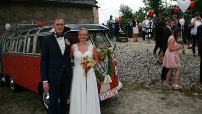 Bild: wro
Besonderer Hingucker war das Hochzeitsauto: ein historischer VW-Bus. Nach der Trauung auf der Burg Falkenberg luden die Brautleute Corinna Schedl und Sebastian Raschke zur Feier nach Hardeck ein.