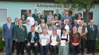 Bild: jr
Jahrzehntelang halten diese Mitglieder dem Schützenverein „Tell“ Hundsbach die Treue. Dafür wurden sie jetzt beim Ehrenabend geehrt. Mit dabei sind   Gauschützenmeister Manfred Zölch (sitzend links), stellvertretender Bezirksschützenmeister Dieter Beer (sitzend rechts), sowie Bürgermeister Bernd Sommer (links) und Schützenmeister Bruno Rosner (rechts).
