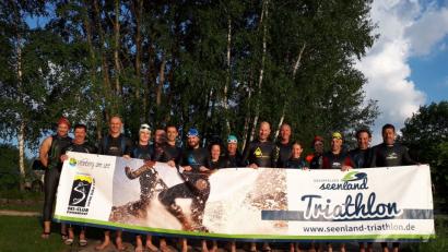 Bild: exb
Das Ausrichter-Team des Ski-Club Schwandorf wirbt für den zweiten Seenland-Triathlon im September.