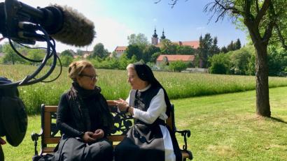 Bild: exb
Regisseurin Inga Wolfram im Gespräch mit Äbtissin Laetitia