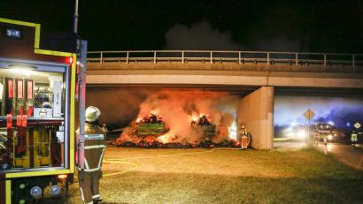 Bild: Hösamer, Clemens
Unter einer Brücke der B 85 brannten zwei Heuwagen.