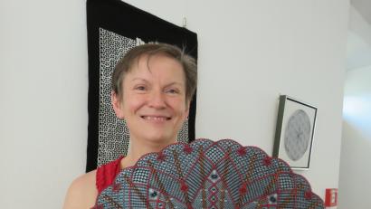 Bild: ubb
Ein Meisterwerk: Für diesen filigranen Fächer hat Sabine Heibl 100 Paar Klöppel eingesetzt.