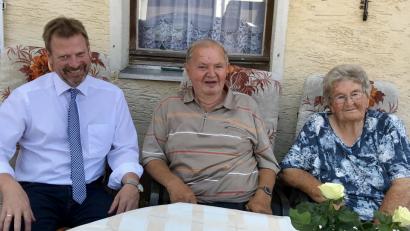 Bild: gef
Bürgermeister Alwin Märkl (links) gratuliert den Jubilaren Johann und Emma Schlaffer.