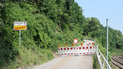 Bild: bnr
Gesperrt ist derzeit der Kellerweg. Nun hat sich eine Firma gefunden, welche die Wand zur Bahnlinie hin stabilisieren wird.
