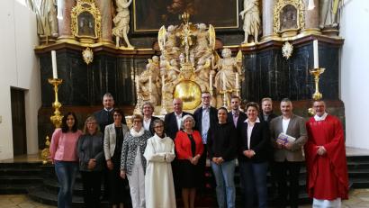 Bild: exb
Stadtpfarrer Thomas Vogl (rechts) zusammen mit den Mitgliedern des Pfarrgemeinderats, links neben Vogl Christian Mittereder. Er wurde das Sprecher verabschiedet, bleibt im Gremium aber weiterhin vertreten.