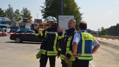 Bild: Dobmayer, Elisabeth
Die Kreisstraße NEW 50 ist komplett abgeriegelt, da  eine Gasleitung angebohrt wurde.