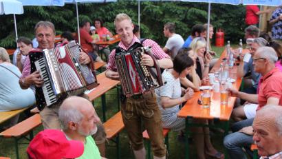 Bild: kro
Roland Mergner (links) und Partic Gensing sorgten für Stimmung beim Skihüttenfest.