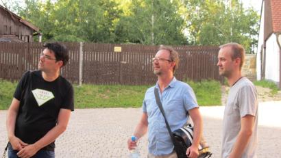 Bild: aks
In Vilseck schnupperten Gastregisseur Till Rickelt und die beiden männlichen Hauptdarsteller Ulrich Scherr und Patrik Götz (von links) schon mal Burgfestspiel-Atmosphäre.