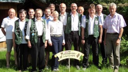 Bild: Siegmund Kochherr
Sepp Stangl (Vierter von links), hier im Kreise seiner Vorstandskollegen, bleibt weiterhin an der Spitze des Schnupfer-Vereins. Zur Wiederwahl gratulierte der stellvertretende Bürgermeister Gerhard Peter (rechts).