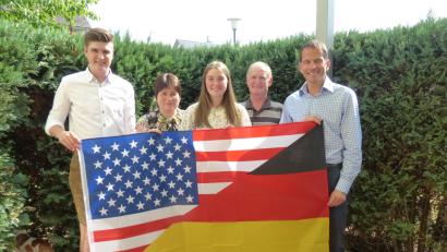 Bild: Meißner, Hans
Anja Hopf (Bildmitte) mit ihrer Familie und MdB Albert Rupprecht