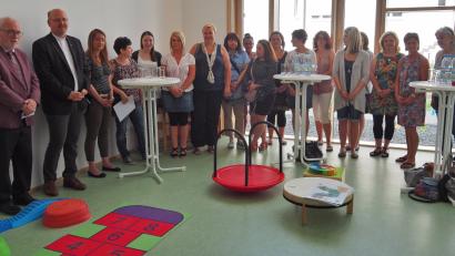 Bild: sbü
Die Kindergartenleiter ziehen erste Bilanz über das Förderprogramm für Flüchtlingskinder. Mit dabei sind Rechts- und Sozialdezernent Hermann Hubmann, Dekan Johannes Lukas (Erster und Zweiter von links) sowie Jugendamtsverteterin Beate Hoge (Vierte von links).