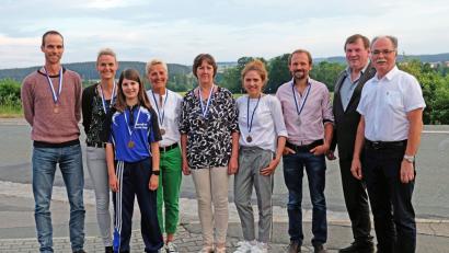 Bild: twi
Vorsitzender Josef Knorr und Dritter Bürgermeister Georg Schlögl (von rechts) ehrten Mitglieder für herausragende sportliche Leistungen.