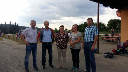 Bild: wwl
SVM-Vorsitzender Roger Hofmann zeigt den Vorstandsmitgliedern der Poppenrichter SPD, Markus Zagel, Ingrid Kandziora, Stefanie Gebhard und Peter Hauselt (von links), die Entwicklungen des SVM Poppenricht auf.