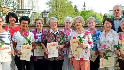 Bild: Petra Hartl
Zahlreiche Ehrungen standen beim TV Sulzbach auf dem Programm. Bedacht wurden (von links): Rosemarie Hese, Gisela Promm, Helga Zimmermann, Erika Binder, Margot Kopp, Erna Uth, Roswitha Prietzel-Mader, Maria Birken, Maria Strobel, Vorsitzender Georg Peters und Inge Zimmermann.