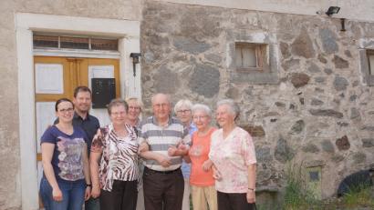 Bild: fvo
Walter Küchler (Vierter von rechts) traf vor der Haustür zum alten Wohnhaus am Kühbachhof Greta Krichenbauer (rechts), die er letztmals vor 73 Jahren  sah.