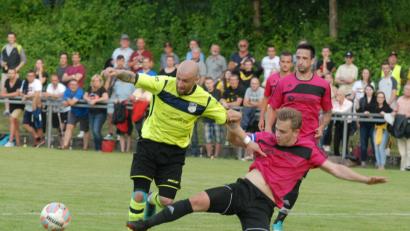 Bild: Gebert, Rudolf
Der Tirschenreuther Abwehrspieler Daniel Kahrig, der hier gegen Denny Buschner (links) klärt, bot im Relegationsspiel gegen den FC Trogen eine starke Leistung.