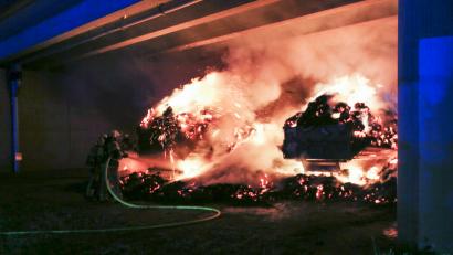 Bild: Clemens Hösamer
Das Feuer unter der Brücke der B 85 bei Krondorf vernichtete nicht nur zwei Heuwagen, es hinterließ auch Schäden am Bauwerk.