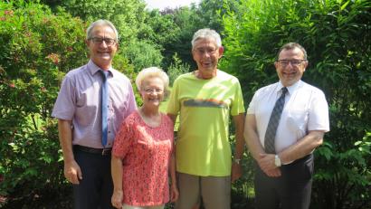Bild: jzk
Stadtpfarrer Konrad Amschl (rechts) und Bürgermeister Werner Nickl (links) gratulieren Elisabeth und Guntram Lauber zur goldenen Hochzeit.