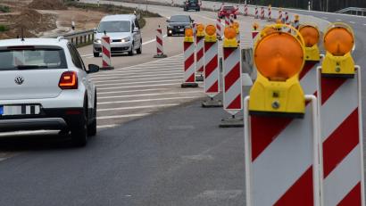 Bild: Hartl
Auf der B 85 müssen jetzt die neuen Fahrspuren fertig asphaltiert und markiert werden. Dazu  muss die Straße halbseitig gesperrt werden.