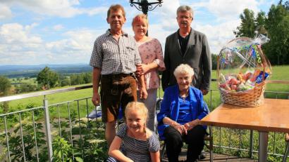 Bild: wro
Maria Härtl (sitzend) feiert ihren 90. Geburtstag: Es gratulieren (von rechts) Bürgermeister Wolfgang Braun, Schwiegertocher Conny, Sohn Alwin und (vorne) Enkelin Sophie.