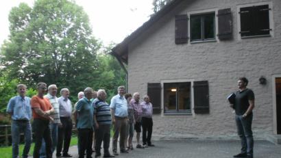 Bild: awb
Architekt Martin Kunert (rechts) informiert das Männerbund-Führungsgremium über die Sanierung des Hauses.