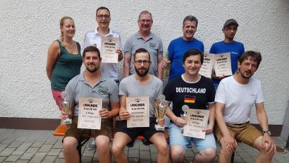 Bild: gi
Den Teilnehmern und Siegern beim SKC Jubiläumsturnier gratulieren die beiden Vorsitzenden Franz Feneis (hinten Mitte) und Adolf Hammerl (vorne rechts) sowie Sportwart Elisabeth Bäumler.