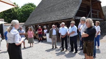 Bild: bnr
Im Beisein zahlreicher Gäste eröffnet die Museumsleiterin Dr. Birgit Angerer den ersten Bauernmarkt im Bauernmuseum.