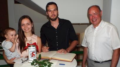 Bild: e
Begleitet von Tochter Lea, eineinviertel Jahre alt, und seiner Frau Luisa trug sich Vizeweltmeister Manuel Weiß auf Einladung von Bürgermeister Roland Strehl (von links) ins Goldene Buch der Gemeinde Kümmersbruck ein.