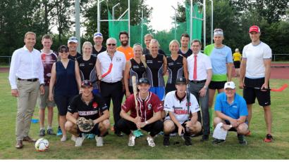 Bild: Götz
Armin Wolf (vorne, rechts) kam mit einigen hochkarätigen Sportlern ins Sepp-Simon-Stadion, um Kinder für Sport zu begeistern.